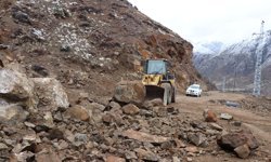 Kar ve yağmur heyelana yol açtı