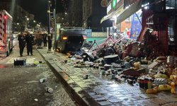 Otomobil iş yerlerine çarpıp, devrildi