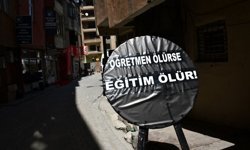 Hakkari'de dikkat çeken çelenk: Öğretmen ölürse eğitim ölür