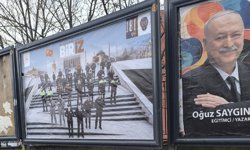 Hakkari’de reklam panoları tehlike saçıyor