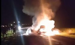 Seyir halindeki otomobil alev aldı: 5 kişi kurtuldu