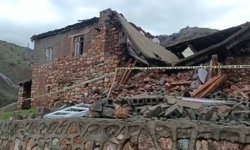 Yağış sonrası metruk yapı yıkıldı