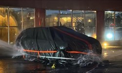 Plazanın otoparkındaki elektrikli cip alev alev yandı