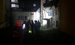 Sivas'ta 2 katlı müstakil ev yan yattı