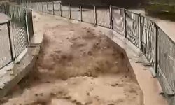 Irmak taştı, yol ve tarım arazilerini su bastı