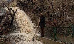 Hakkari’de taşan dere bahçeye zarar verdi