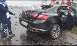 TIR ile otomobil çarpıştı; 2 ölü, 1 yaralı