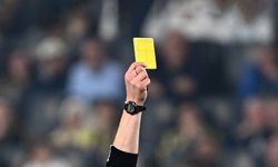 Derbilerde kartlar havada uçuşuyor