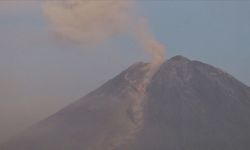 Semeru Yanardağı peş peşe patladı