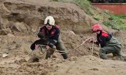 Oyun oynarken çamura saplandılar