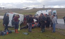 Van’da minibüs takla attı: 13 yaralı