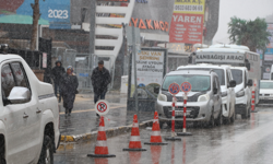 Van’da nisan karı yolları kapattı