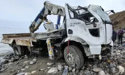 Van'da belediye aracı göle uçtu