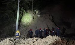 Yamaçtan düşüp mahsur kalan aynı aileden 3 kişi kurtarıldı