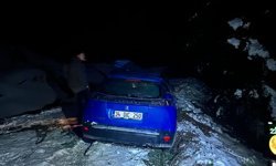 Yaylada araçları kara saplanan tatilciler kurtarıldı