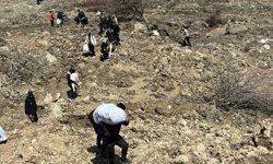 Hakkari'de vatandaşlar heyelanlı alanı yayan aşıyor