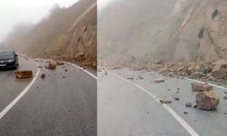 Yağış sonrası kaya parçaları yola düştü