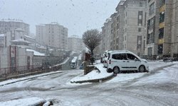 Yüksekova, kar yağışıyla beyaza büründü