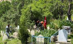 Şemdinli’de bayram öncesi mezarlıklarda temizlik seferberliği