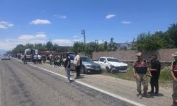 Hafif ticari araç ile otomobil çarpıştı; 9 yaralı