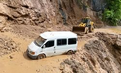 Trabzon'da heyelan; minibüsteki 3 kişi son anda kurtuldu