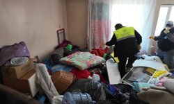 Eskişehir'de bir daireden 5 kamyon çöp çıkarıldı