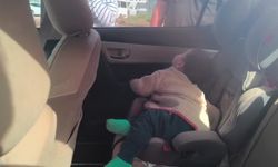 Otomobilde kilitli kalan bebeği itfaiye ekibi kurtardı