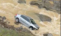 Dereye savrulan otomobilin sürücüsü yaralandı