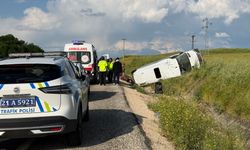 Diyarbakır'da yolcu minibüsü, şarampole devrildi: 19 yaralı