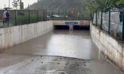 Altgeçit ve caddeler suyla doldu