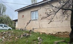 Sağanak sonrası toprak kayması; 9 yapı hasar gördü