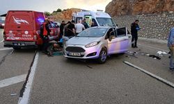 İki otomobil çarpıştı: 1'i çocuk 9 yaralı