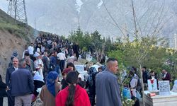 Hakkari’de bayram sabahı mezarlıklar dolup taştı