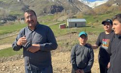 Hakkari’de yol tepkisi: Üç çocuklu aile çözüm bekliyor