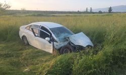 Tarlaya uçan aracın devirdiği direğe motosiklet çarptı