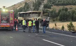 Bariyerlere çarpan yolcu otobüsü yandı: 8 ölü, 33 yaralı