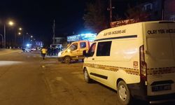Çekiciye çarpan otomobilden fırlayan kadın öldü