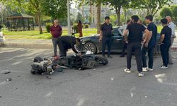 Otomobile çarpan motosiklet ikiye bölündü