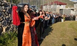 Aşiret yasağına rağmen kadınlar halay başında