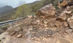 Sivas'ta heyelan köy yollarını ulaşıma kapattı