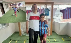 Evinin balkonunun futbol sahasına çevirdi