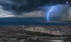 Van'da yıldırım isabet eden besici ağır yaralandı
