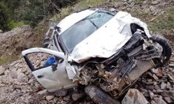 Uçuruma yuvarlanan otomobilden yaralı kurtuldu