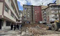 Hakkari’de riskli temel çukuru kapatıldı