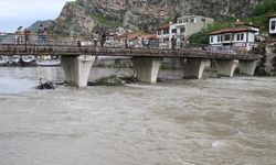 Amasya’da sağanak Yeşilırmak’ı taşırdı