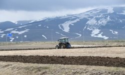 Kars’ta kar eridi, çiftçinin ekim mesaisi başladı