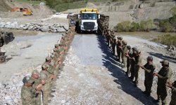 Hakkari'de kurulan panel köprüden ilk araç geçişleri başladı