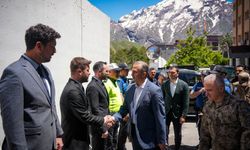 Hakkari Valisi Taşyapan güvenlik güçleriyle bayramlaştı