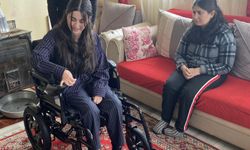 Kardeşler akülü sandalyeyi dönüşümlü kullanıyor