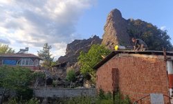 Kaya parçaları evi kullanılamaz hale getirdi